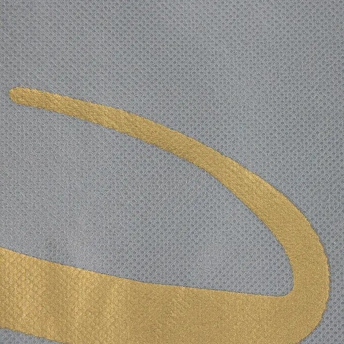 Windhager Winterschutzvlies Protect XXL Hello Winter - L x B: 200 x 140 cm, Grau - Nahaufnahme eines Stoffes mit abstraktem goldenem Muster auf hellgrauem Hintergrund, der eine interessante Textur und Design zeigt.