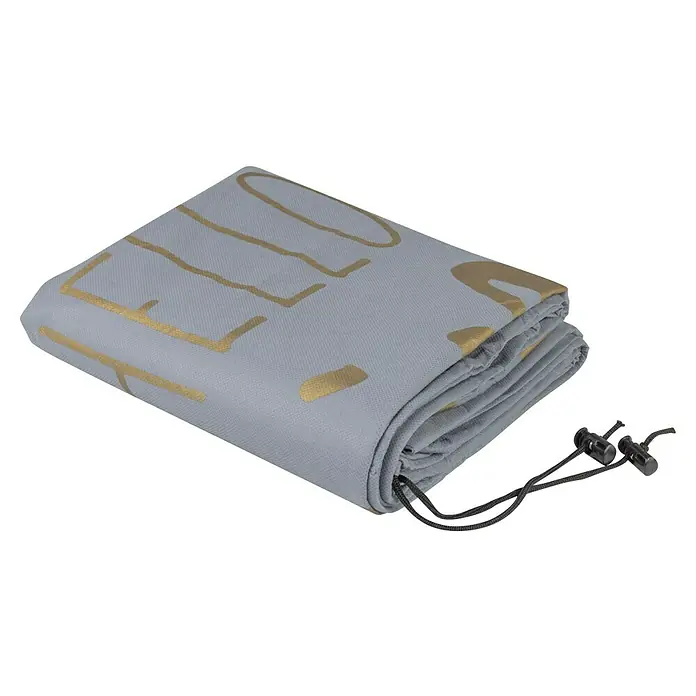 Windhager Winterschutzvlies Protect XXL Hello Winter - L x B: 200 x 140 cm, Grau - Ein zusammengefaltetes graues Handtuch mit goldenem Muster und schwarzer Kordel, ideal für Reisen und Sport. Kompakt und praktisch.