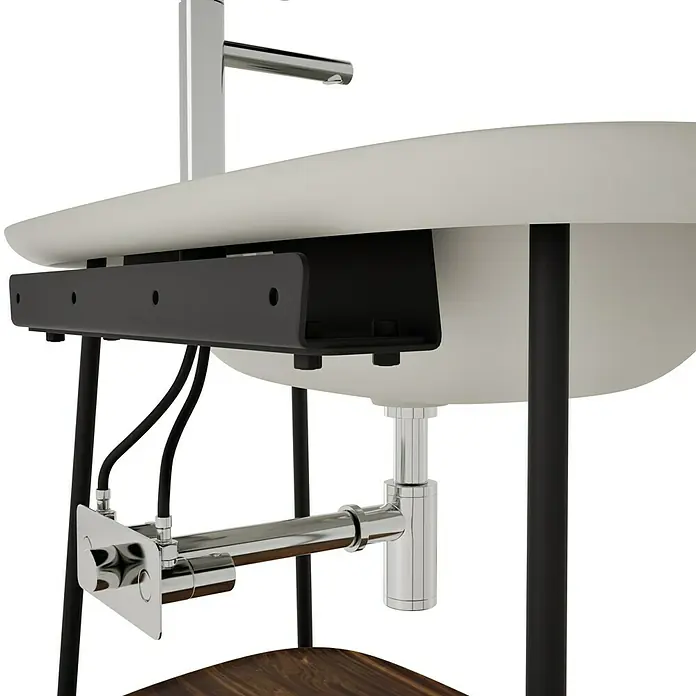 VitrA Plural Badmöbel-Set - Gesamtbreite Badmöbel: 99,5 cm, Taupe/Eiche Dunkel/Schwarz, Matt, 3 -tlg. - Detailaufnahme eines modernen Waschbeckens mit Armatur, Ablaufelementen und schwarzer Halterung.