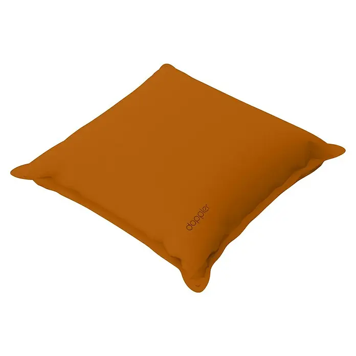 Doppler Outdoor-Kissen City - Orange, L x B x H: 45 x 45 x 14 cm - Nahaufnahme eines orangefarbenen Kissens mit dem Aufdruck "Doppler". Das Kissen hat eine quadratische Form und eine weiche Textur.