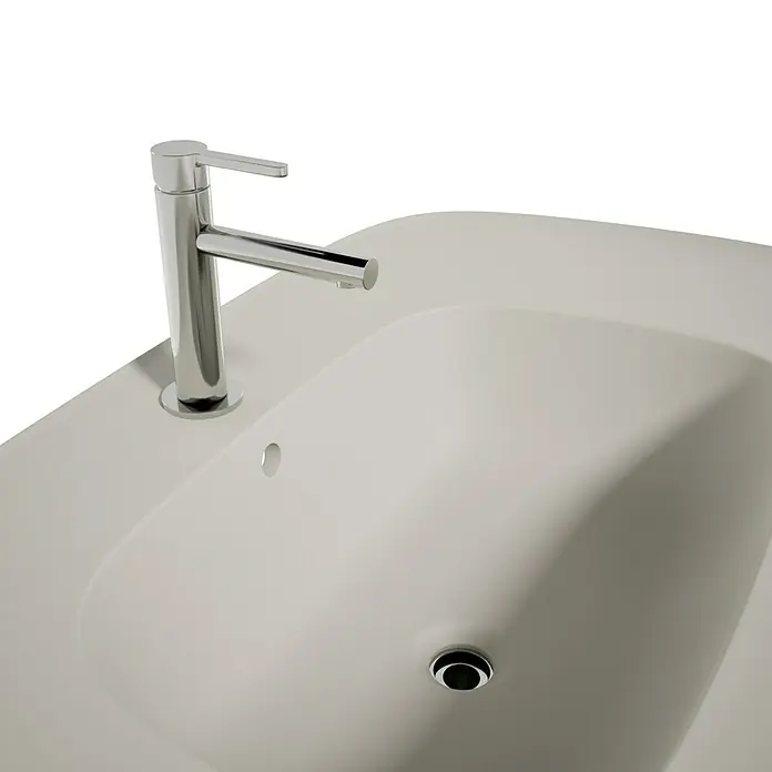 VitrA Plural Badmöbel-Set - Gesamtbreite Badmöbel: 99,5 cm, Taupe/Eiche Dunkel/Schwarz, Matt, 3 -tlg. - Nahaufnahme eines modernen Waschbeckens mit Chromarmatur, das ein elegantes und zeitgemäßes Design aufweist.