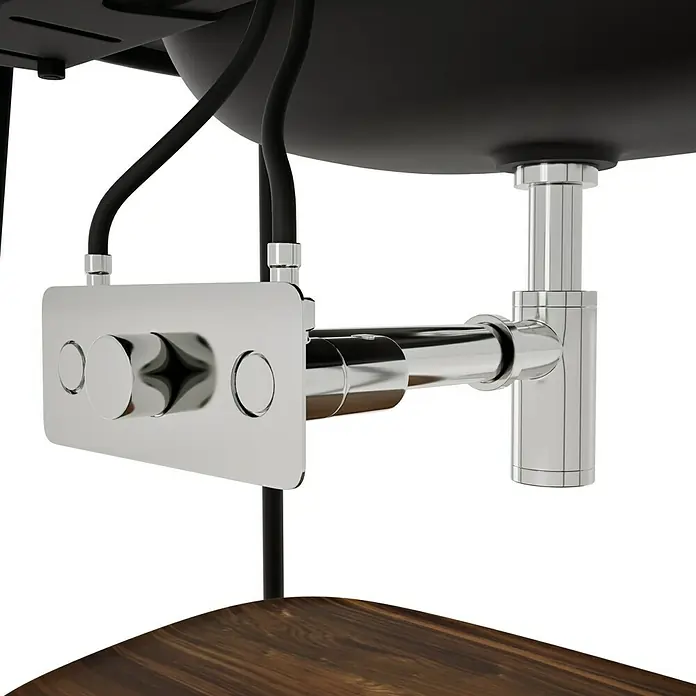 VitrA Plural Badmöbel-Set - Gesamtbreite Badmöbel: 99,5 cm, Schwarz/Eiche Dunkel, Matt, 3 -tlg. - Nahaufnahme eines modernen Waschbeckenablaufs mit Chromarmatur und Holzarbeitsplatte, die ein elegantes Baddesign betont.