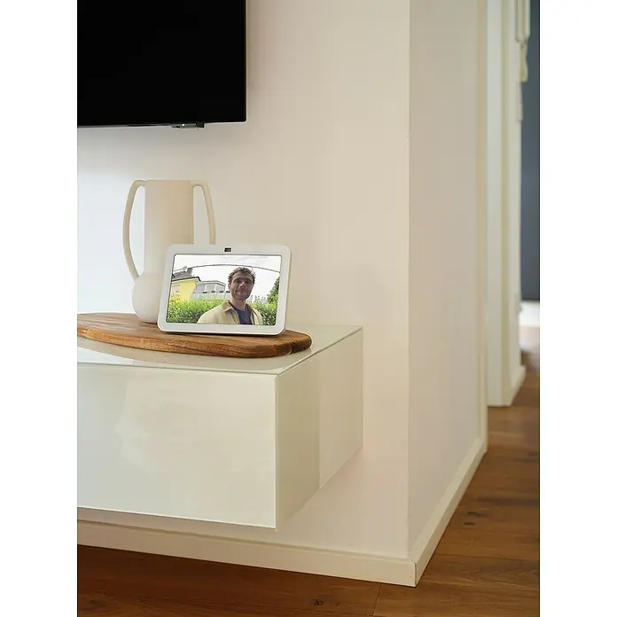 Osram Smart+ Türklingel mit Kamera - Weiß - Intelligenter Google Nest Hub mit Display auf einem Regal, der ein Videogespräch anzeigt.
