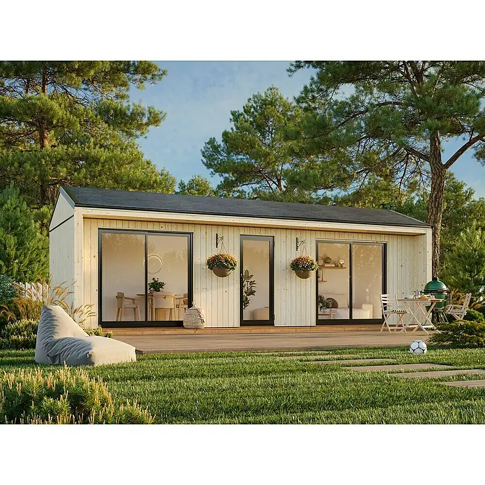 Palmako Gartenhaus Rebekka Nordic Plus - Außenmaß inkl. Dachüberstand (B x T): 901 x 339 cm, Holz, Natur unbehandelt - Ein modernes Gartenhaus mit großen Fenstern, umgeben von Grün. Das Haus verfügt über eine Terrasse und eine gemütliche Sitzecke im Freien.