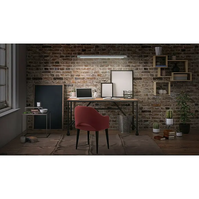 Osram LED-Lichtleiste Office Line - L x B x H: 110 x 7,8 x 5,5 cm, Lichtfarbe: Kaltweiß, 41 W, 220 V - 240 V - Ein gemütlicher Arbeitsplatz mit einem modernen Schreibtisch, rotem Stuhl und einer linearen Deckenleuchte, der eine warme und einladende Atmosphäre schafft.