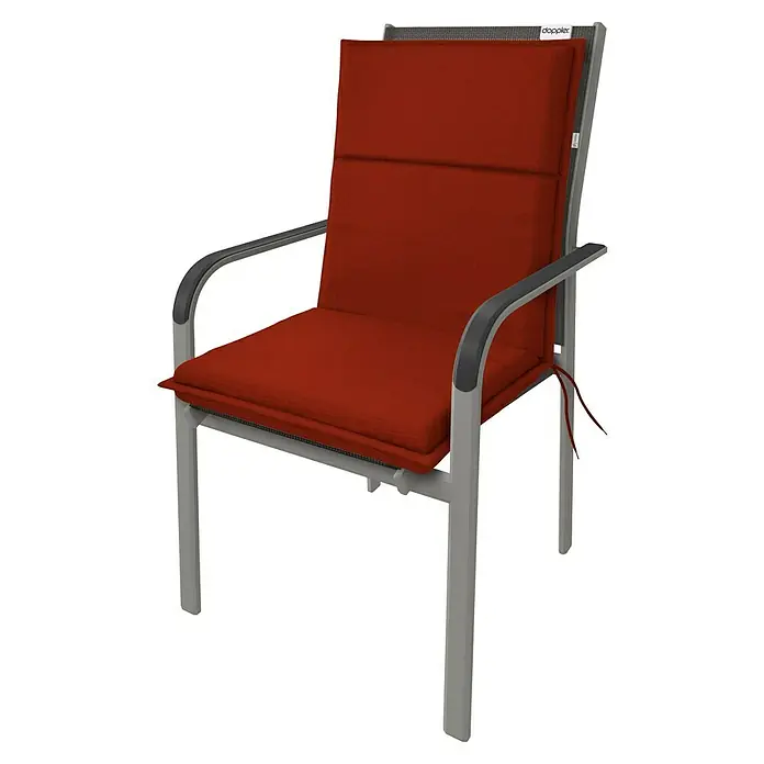 Doppler Sitzauflage Life - Niederlehner, L x B x H: 100 x 48 x 4 cm, Polyester, Rot - Ein bequemer Stuhl mit rotem Kissen lädt zum Verweilen ein, ideal für entspannte Stunden im Freien. Das Gestell ist grau und modern gestaltet.