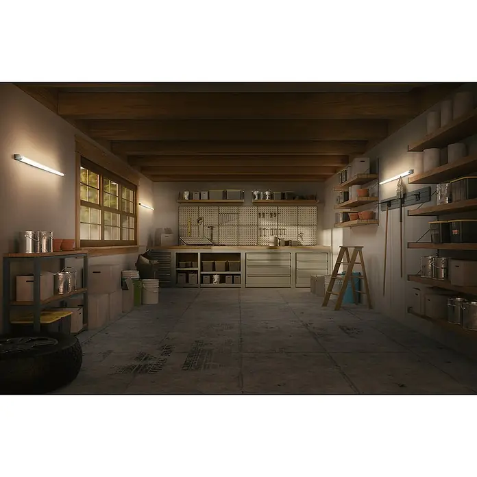 Osram LED-Lichtleiste Batten - L x B x H: 150 x 3,4 x 5,5 cm, Lichtfarbe: Kaltweiß, 20 W, 220 V - 240 V - Ein Garageninterieur mit Werkbank, Regalen und einem Reifen im Vordergrund. Gut beleuchtet für Heimwerkerprojekte.