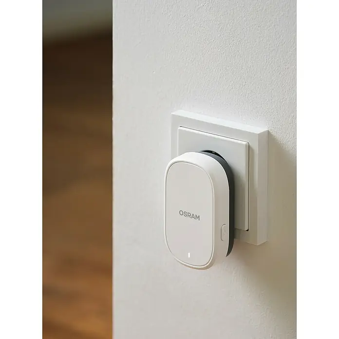 Osram Smart+ Türklingel mit Kamera - Weiß - Osram Smart Plug am Netzanschluss. Der smarte Stecker ermöglicht die Steuerung von Geräten per App und Sprachassistent.