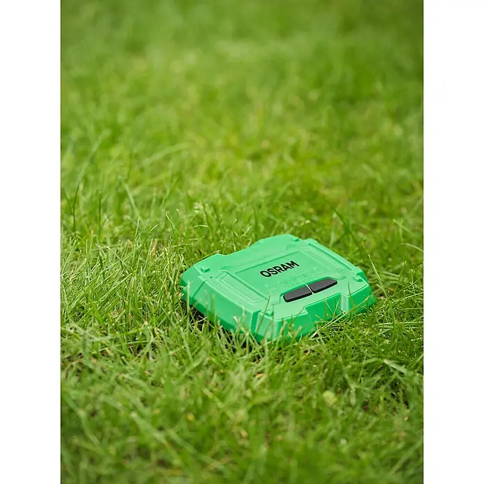 Osram Smart+ Bodenfeuchtesensor - Grün - Grünes OSRAM Gerät im Gras.