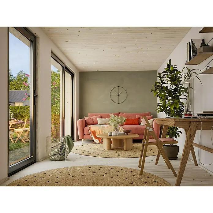 Palmako Gartenhaus Rebekka Nordic Plus - Außenmaß inkl. Dachüberstand (B x T): 582 x 339 cm, Holz, Natur unbehandelt - Helles Wohnzimmer mit Terrakotta-Sofa, Holztisch, Pflanzen und Rattanteppich. Die natürliche Beleuchtung betont das gemütliche Ambiente.