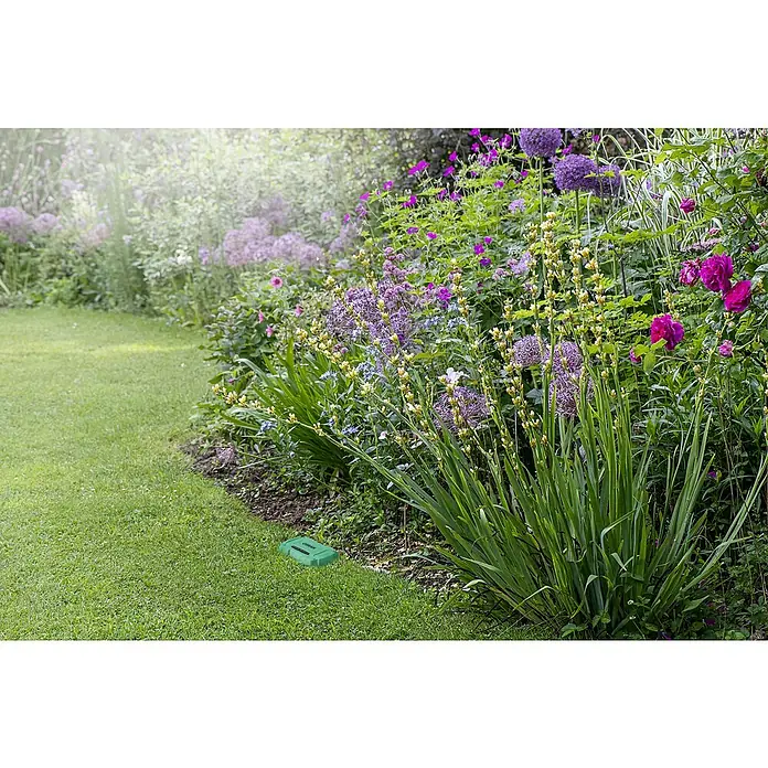 Osram Smart+ Bodenfeuchtesensor - Grün - Grüne Schädlingsbekämpfungsbox im Garten mit Blumen. Zuverlässiger Schutz vor Nagetieren im Außenbereich mit dieser robusten Köderbox.