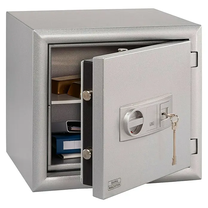Burg-Wächter Diplomat Sicherheitsschrank MTD 750 K - L x B x H: 462 x 500 x 470 mm, Silber, Art Schloss: Doppelbart-Hochsicherheitsschloss - Geöffneter Tresor von Burg Wächter mit Goldbarren und Dokumenten, der Schlüssel steckt im Schloss.