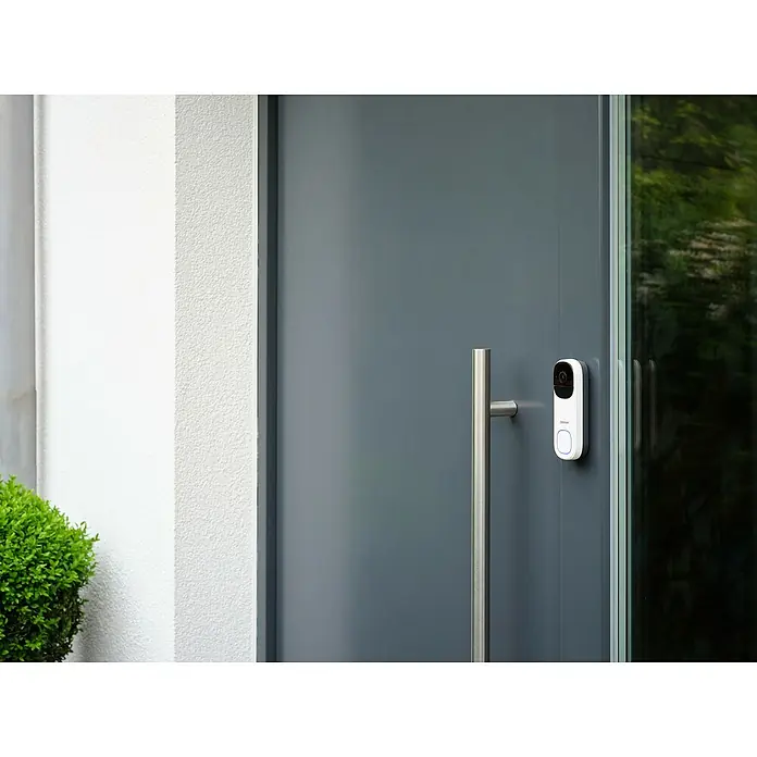 Osram Smart+ Türklingel mit Kamera - Weiß - Eine Nahaufnahme einer modernen Haustür mit einem smarten, weißen Video-Türklingel mit schlankem Design und klarer Kamera.