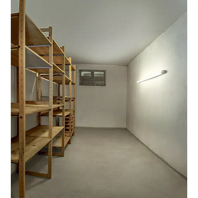 Osram LED-Lichtleiste Batten - L x B x H: 150 x 3,4 x 5,5 cm, Lichtfarbe: Kaltweiß, 20 W, 220 V - 240 V - Lagerraum mit hellen Holzregalen und einer Neonröhre an der Betonwand, ideal für die Organisation.