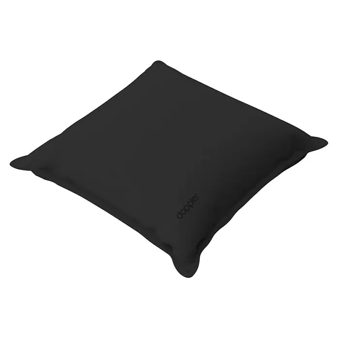 Doppler Outdoor-Kissen City - Schwarz, L x B x H: 45 x 45 x 14 cm - Nahaufnahme eines schwarzen Doppler-Kissens mit schlichtem Design und subtilem Branding, ideal für moderne Wohnräume.