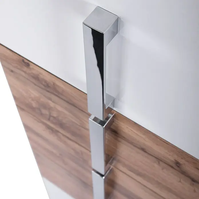 Schildmeyer Luca Hochschrank - 40 x 32 x 174 cm, Weiß/Wotaneiche - Schrankgriff aus Chrom mit klaren, eckigen Linien, montiert an einer Holz- und weißen Schranktür, minimalistisches Design.