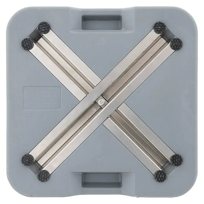Doppler Schirmständer Active FILL-IT-3-in-1 - L x B: 48 x 48 cm, Kunststoff, Hellgrau - Unterseite eines grauen Produkts mit silbernen Metallstreben in X-Form, die durch eine Schraube in der Mitte verbunden sind. Schwarze Gummifüße an den Ecken.