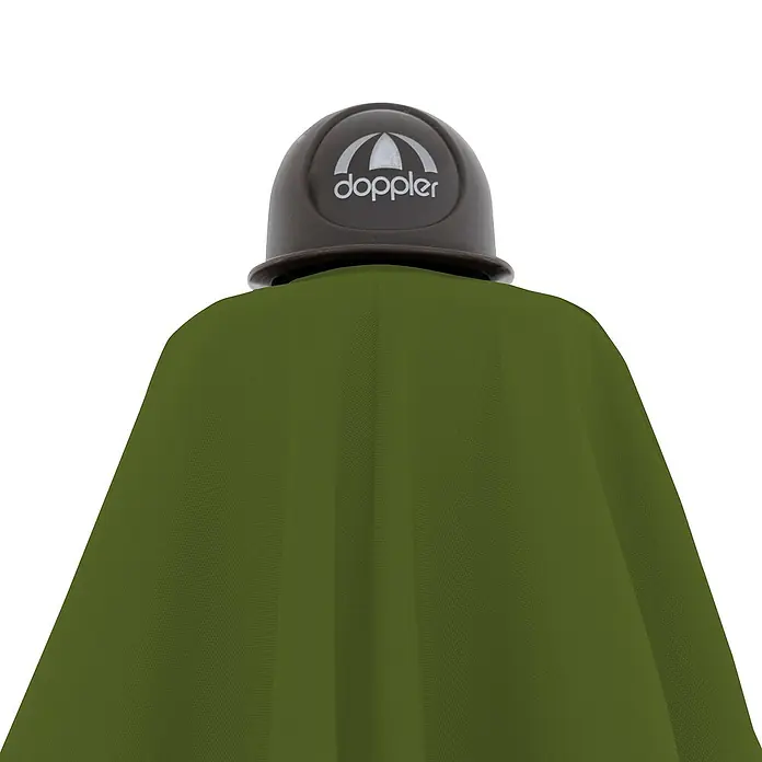 Doppler Alu Wood Ampelschirm AX Ultra - Kiwi, Bespannungsmaß (L x B): 300 x 220 cm - Nahaufnahme eines geschlossenen, olivgrünen Doppler-Regenschirms. Das Logo ist auf der Kappe zu sehen.