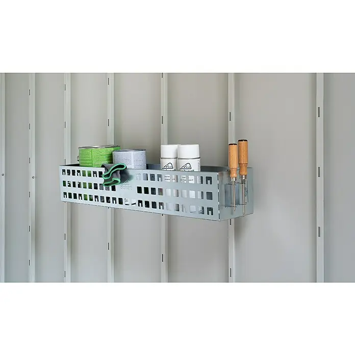 Biohort Regalboden - Passend für: Biohort Gerätehäuser & -schränke, 2 Stk. - Ein silberfarbener Werkzeugkorb an einer hellgrauen Wand mit Farbdosen, Putzlappen und Schraubenziehern.