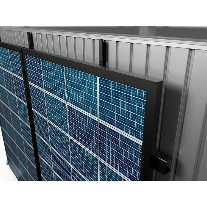 Biohort Neo Montage-Set für PV-Module - Passend für: Biohort Gerätehäuser Neo - Nahaufnahme von Solarzellen, die an einer Wand montiert sind und erneuerbare Energie erzeugen.