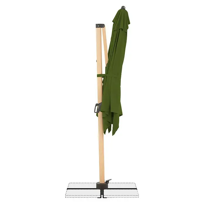 Doppler Alu Wood Ampelschirm AX Ultra - Kiwi, Bespannungsmaß (L x B): 300 x 220 cm - Nahaufnahme eines geschlossenen, olivgrünen Sonnenschirms mit Holzständer und Betonfuß für den Außenbereich.