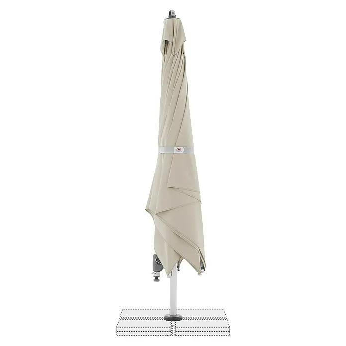 Doppler Expert Ampelschirm - Natur, Bespannungsmaß (L x B): 300 x 300 cm - Nahaufnahme eines zugeklappten, beigefarbenen Ampelschirm, der mit einem Band zusammengehalten wird. Der Schirm steht auf einem weißen Sockel.