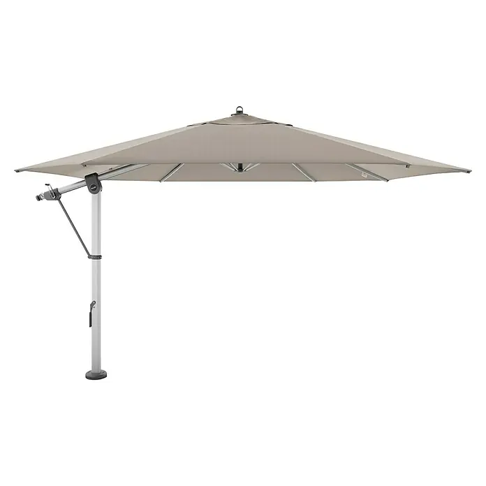 Doppler Expert Ampelschirm 400 - Sand, Durchmesser Bespannung: 400 cm - Nahaufnahme eines beigen Sonnenschirms mit silbernem Gestell vor einem dunklen Hintergrund.