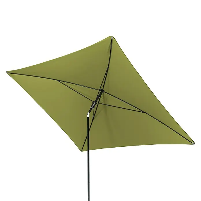 Doppler Balkonschirm Sunline Neo Gastro - Pistazie, Bespannungsmaß (L x B): 230 x 190 cm - Nahaufnahme eines grünen Sonnenschirms mit schwarzem Gestell vor schwarzem Hintergrund, der Schatten und Schutz bietet.