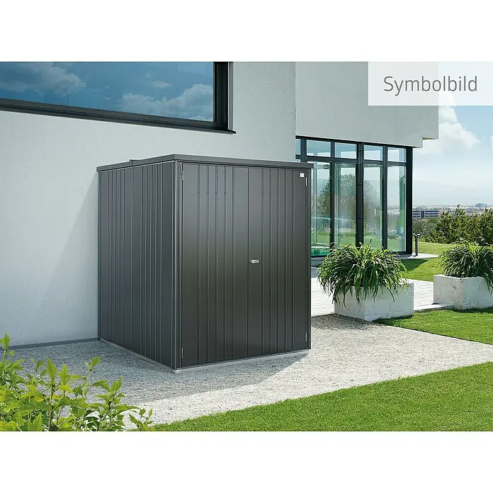 Biohort Geräteschrank - Außenbreite inkl. Dachüberstand: 156 cm, Außentiefe inkl. Dachüberstand: 155 cm, Stahl, Quarzgrau - Abbildung eines dunkelgrauen Metall-Gartenschranks zur Aufbewahrung von Gartengeräten, der an einer Hauswand steht.