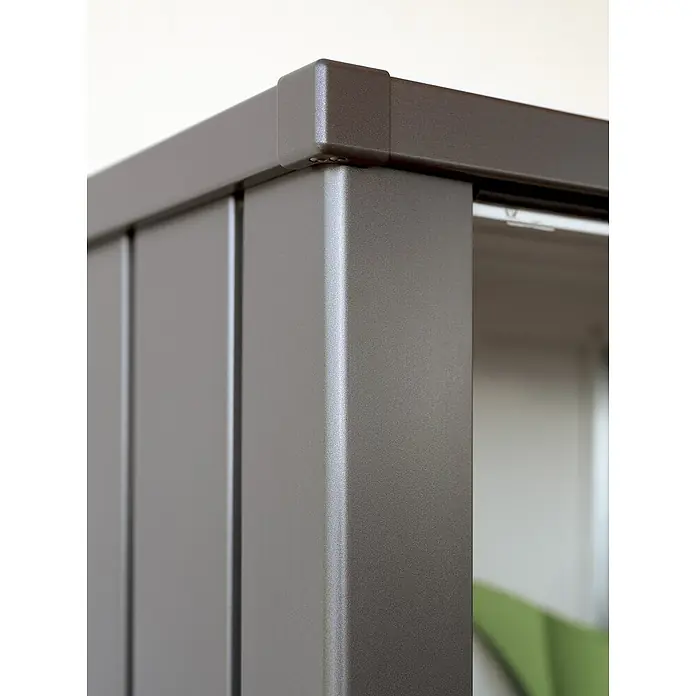 Biohort Julia Geräteschrank - Außenbreite inkl. Dachüberstand: 78 cm, Außentiefe inkl. Dachüberstand: 57 cm, Stahl, Silber Metallic - Detailaufnahme eines modernen, grauen Metallschranks, der die hochwertige Verarbeitung und das schlichte Design hervorhebt.