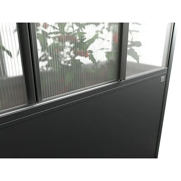 Biohort Florentina Hochbeet-Abdeckung Florentina - L x B x H: 104 x 201,6 x 136,4 mm, Dunkelgrau Metallic - Nahaufnahme eines schwarzen Gewächshauses mit transparenten Wänden und Pflanzen im Inneren für den Garten.