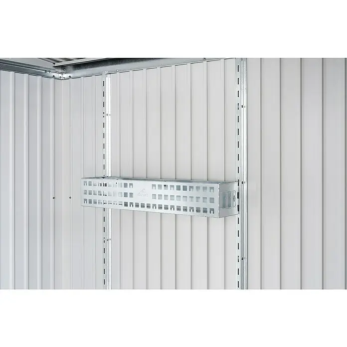 Biohort Regalboden - Passend für: Biohort Gerätehäuser & -schränke, 2 Stk. - Innenansicht eines Metallschuppens mit perforierter Aufbewahrungsbox, die an verstellbaren Schienen an einer weißen Wand befestigt ist.