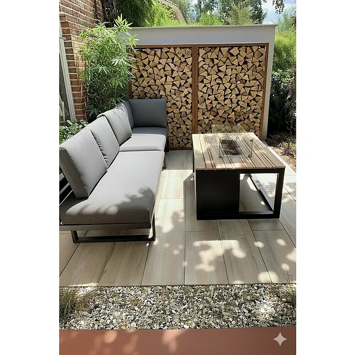 Palatino Exclusive Line Kaminholzregal Woodpecker - 150 x 40 x 180 cm, Stahl, Edelrost - Elegante graue Gartenlounge mit passendem Couchtisch und dekorativem Holzwand-Element für gemütliche Stunden im Freien.
