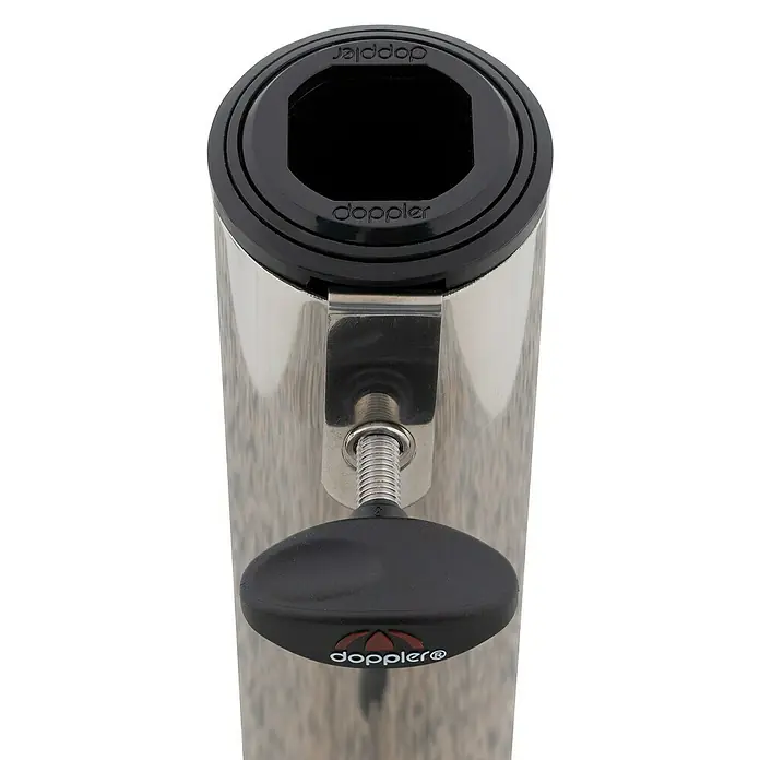 Doppler Reduzierstück Expert - Kunststoff - Detailaufnahme einer Doppler Sonnenschirmständer-Hülse aus Metall, mit Feststellschraube und Logo.