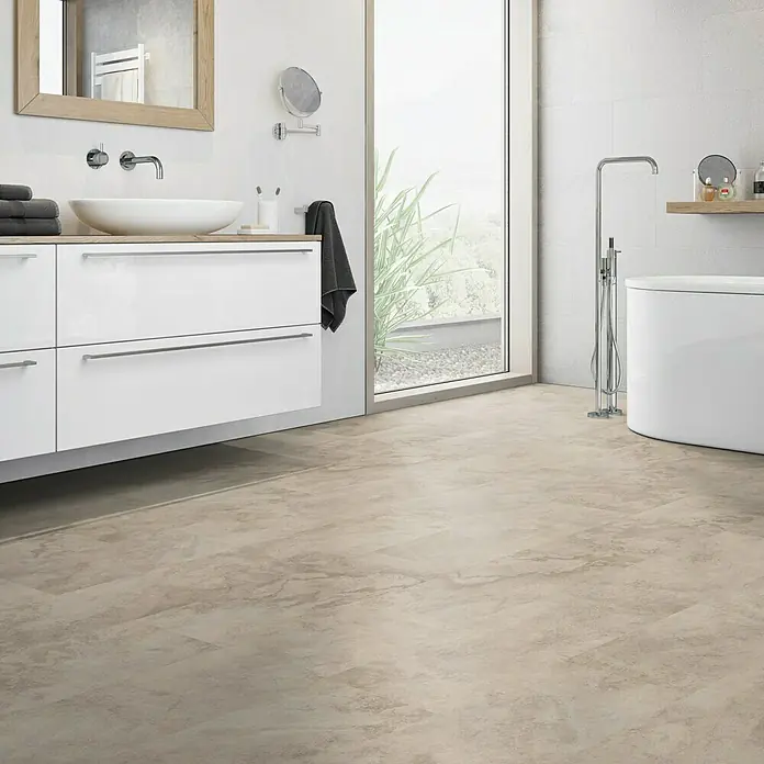 Classen Vinylbodenmuster GreenVinyl Nimbus Beige - 300 x 310 x 4 mm, Fliesenoptik - Ein Badezimmer mit beigefarbenem Vinylboden, der eine natürliche Steinoptik bietet und die moderne Einrichtung ergänzt.