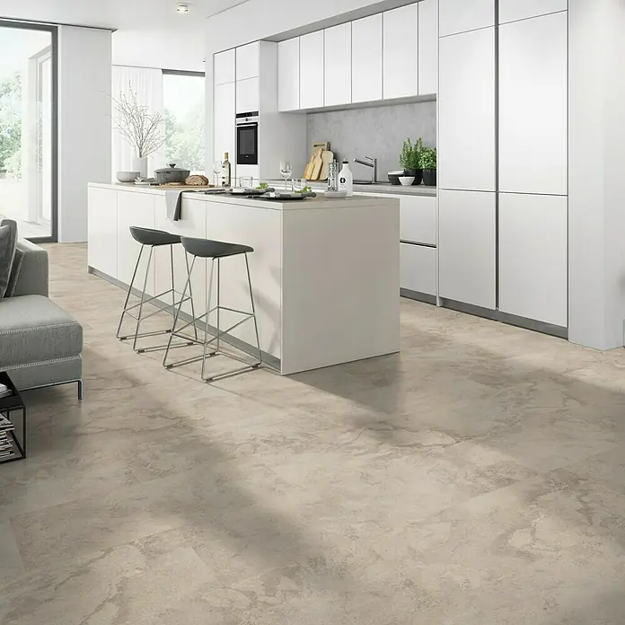 Classen Vinylbodenmuster GreenVinyl Nimbus Beige - 300 x 310 x 4 mm, Fliesenoptik - Geräumige, moderne Küche mit stilvollem Bodenbelag in Natursteinoptik, der dem Raum Eleganz und Wärme verleiht. Die Kücheninsel lädt zum Verweilen ein.