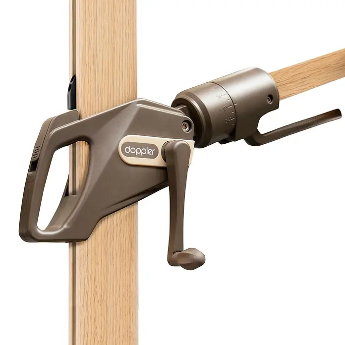 Doppler Alu Wood Ampelschirm AX Ultra - Kiwi, Bespannungsmaß (L x B): 300 x 220 cm - Nahaufnahme eines Doppler-Sonnenschirm-Montagesystems in Braun und Beige.