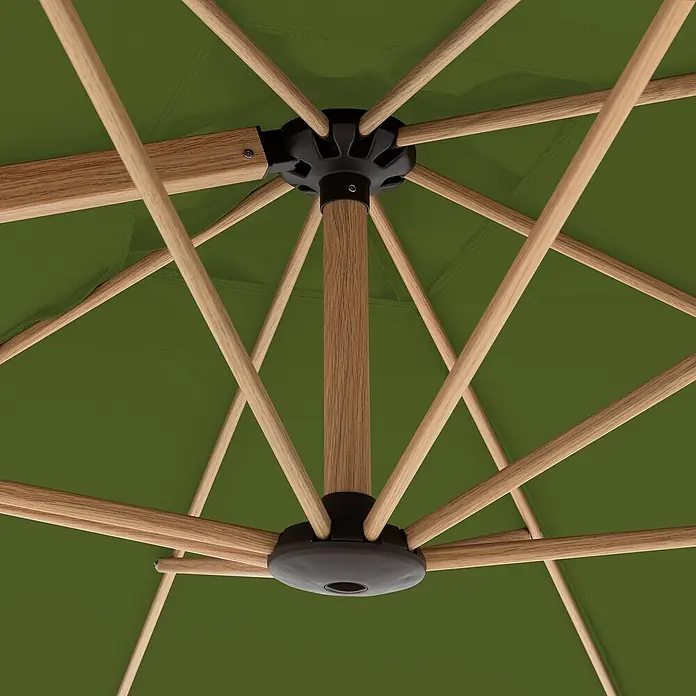 Doppler Alu Wood Ampelschirm AX Ultra - Kiwi, Bespannungsmaß (L x B): 300 x 220 cm - Detailaufnahme eines grünen Sonnenschirms mit hölzernen Streben und schwarzer Befestigung.