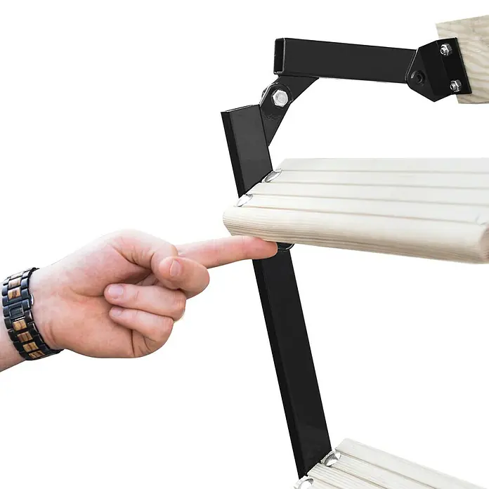 Bodentreppe Polar Plus - 120 x 70 cm, Wärmedämmung: 0,36 W/(m²K) - Detailaufnahme einer schwarzen Trittleiter mit hellen Holzstufen, auf die eine Hand zeigt.
