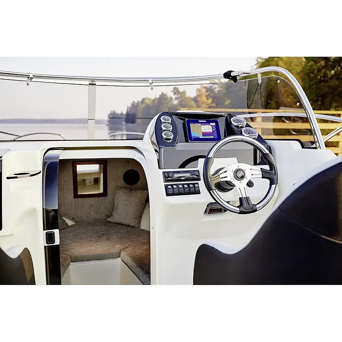 PEGAZUS GFK-Boot Escapade 600 Suntop Ready to Go 150 - Motorleistung: 110 kW, Geeignet für: Max. 6 Personen, Norm: CE-Klasse C - Innenraum eines Bootes mit Steuerrad, Navigationssystem und Kabine. Das moderne Design bietet Komfort und Funktionalität auf dem Wasser.