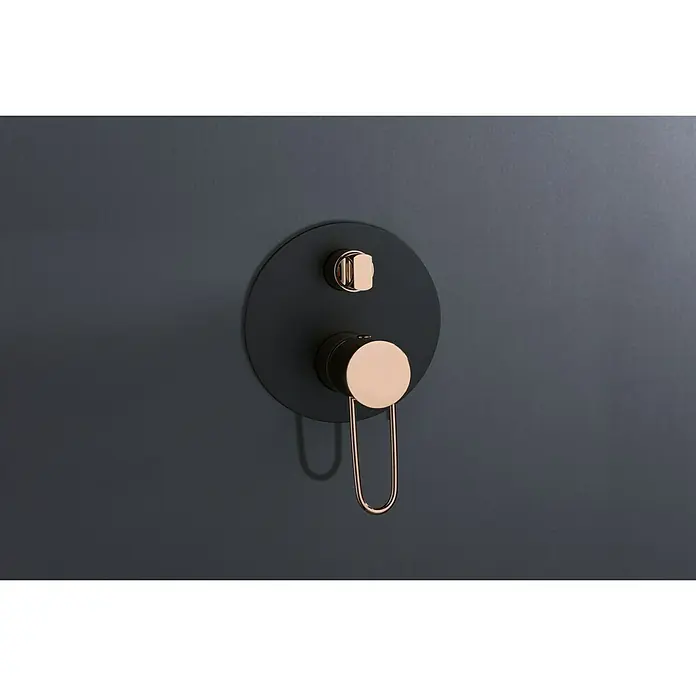 Imex Milos Sistema de ducha empotrado - Con grifo monomando, Negro/Oro rosa - Primer plano del moderno mezclador de ducha de pared con detalles en oro rosa. El mezclador negro presenta una manija única en forma de U y un diseño elegante.