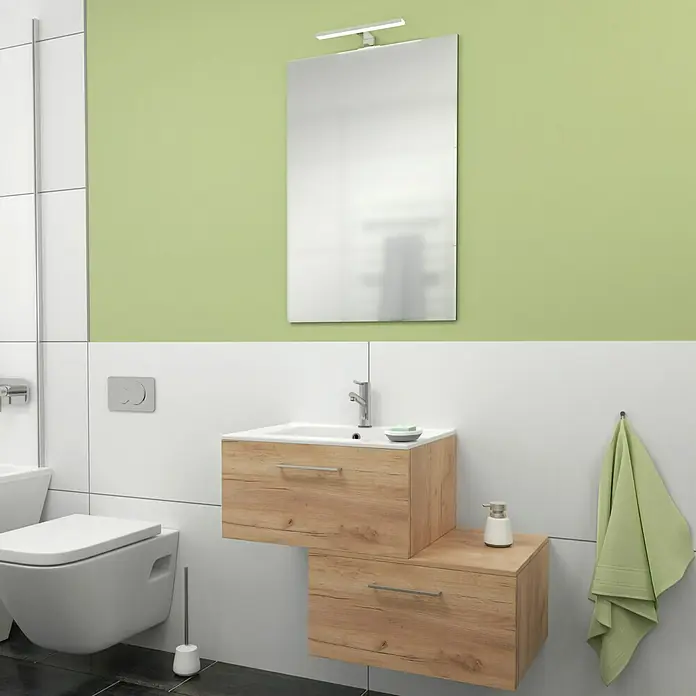Camargue Espacio Badmöbel-Set G46 - 80 cm, Doce - Ein modernes Badezimmer mit einem Holzwaschtisch mit zwei Schubladen und einem großen Spiegel mit einer Lampe darüber.