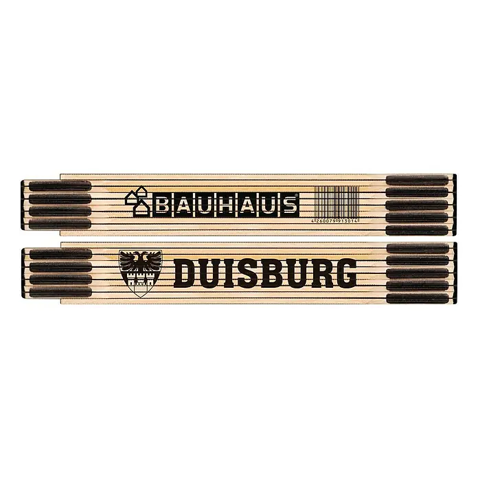 BAUHAUS Zollstock - Duisburg, 2 m - Eine Nahaufnahme von zwei Zollstöcken, einer mit "BAUHAUS" und der andere mit "DUISBURG" beschriftet.