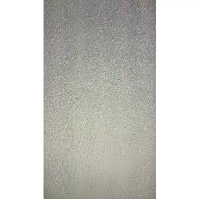 Atlantis Design Vliestapete Flächenputz I - Weiß, Uni, 10,05 x 0,53 m - Nahaufnahme einer weißen, strukturierten Wand mit einem unregelmäßigen Muster, das eine interessante Textur erzeugt und das Licht reflektiert.