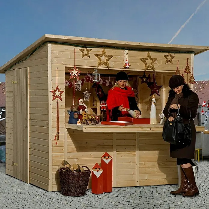 Weka Marktstand - Außenbreite inkl. Dachüberstand: 283 cm, Außentiefe inkl. Dachüberstand: 240 cm, Holz, Natur - Eine Holzbude auf einem Weihnachtsmarkt, dekoriert mit Sternen und Lichtern. Eine Frau verkauft Waren, während eine andere Kundin ihre Handtasche öffnet.
