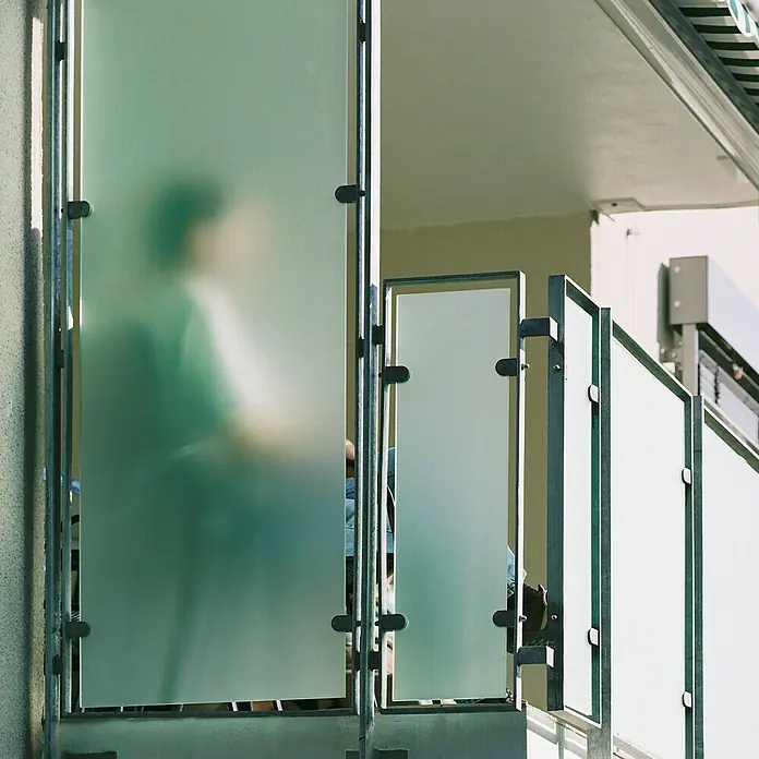 Polycarbonat-Platte - 200 cm x 100 cm x 4 mm, Farblos - Balkon mit modernen Glasgeländern, die Privatsphäre bieten und gleichzeitig Licht hereinlassen. Ideal für Wohnungen und Häuser.