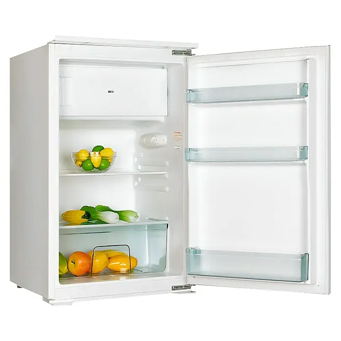 Respekta Premium Küchenzeile Lorena - Breite: 270 cm, Weiß, Hochglänzend, Dekor Arbeitsplatte: Holzoptik, Mit Elektrogeräten - Offener, weißer Kühlschrank mit Gemüse, Obst und Glasablagen.