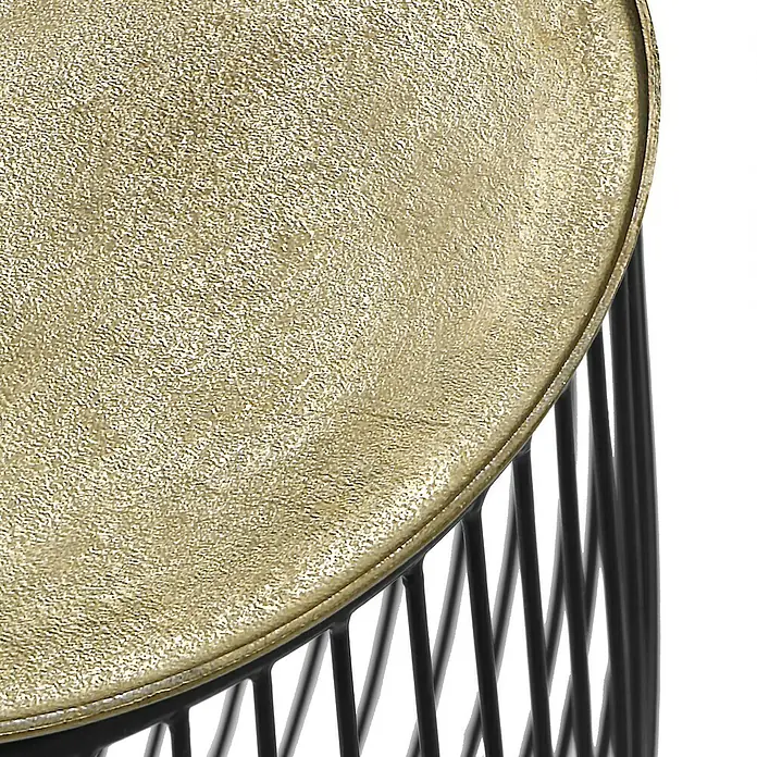 Beistelltisch Rina - Ø x H: 42 x 43 cm, Metall, Schwarz/Gold - Nahaufnahme eines goldenen Beistelltisches mit schwarzem Metallgestell, der ein stilvolles und modernes Designelement zeigt.