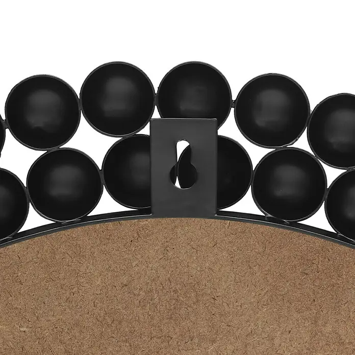 Wandspiegel Amelia - Durchmesser: 46 cm, Schwarz, Metall - Detailaufnahme der Rückseite eines runden Spiegels mit schwarzem Kugelrahmen und Aufhängevorrichtung.