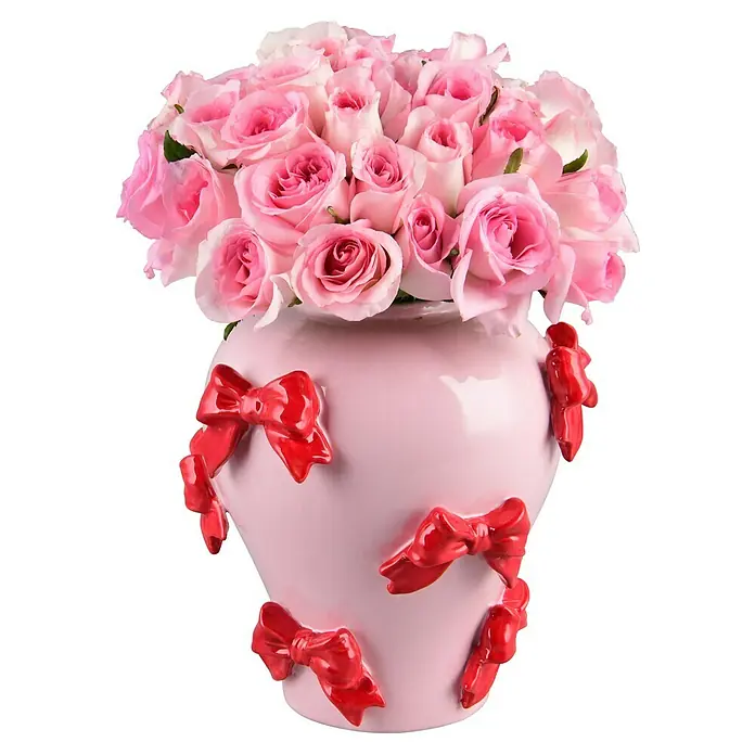 Vase Baily - Ø x H: 21,5 x 22 cm, Keramik, Rosa - Ein Blumenarrangement in einer zartrosa Vase mit roten Schleifen, ein charmantes und dekoratives Accessoire für jeden Raum.